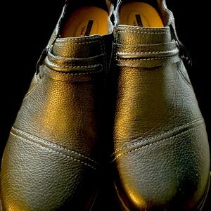 Clarks Black Leather Slip On Loafer GUC